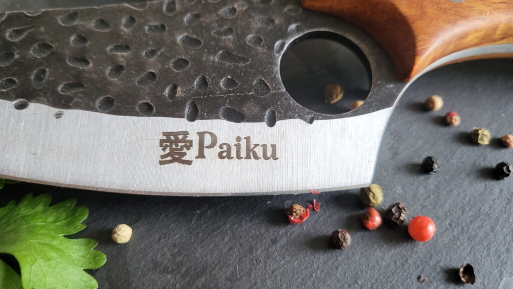 Paiku mes close up logo op het heft